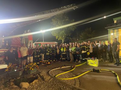 Gruppenfoto vorm Eingangsbereich mit Fahrzeug