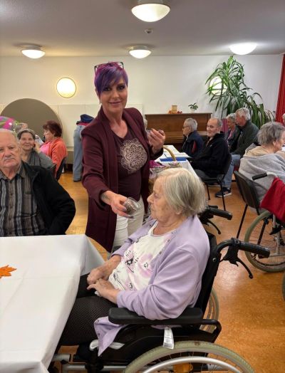 Bewohnerin riecht an Duftprobe