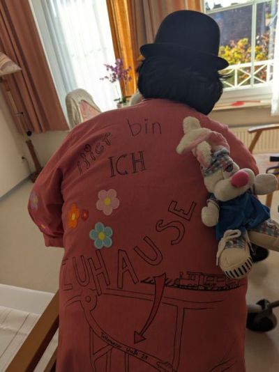 Clown Beppo mit Diddelmaus am Rücken