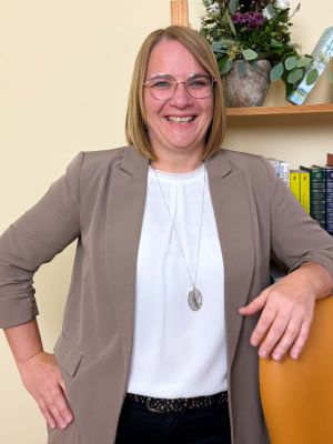 Frau Manuela Hutzenthaler